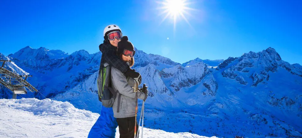 Skiferie i Frankrig - Par der krammer på toppen af bjerget