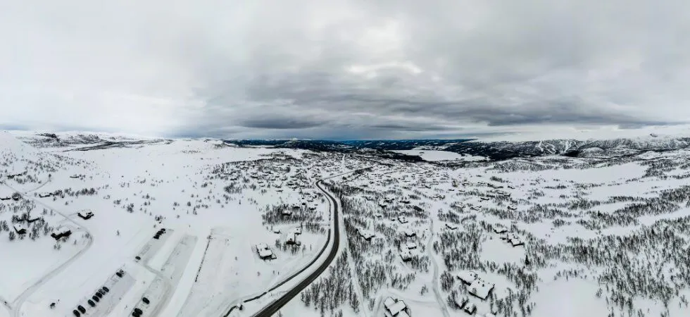 Skiferie i Beitostølen - vej gennem byen set fra oven