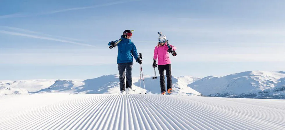 Skiferie i Norge - par på vej på ski