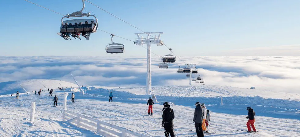 Skiferie i Norge - Skiløbere krydser pisten under skilift