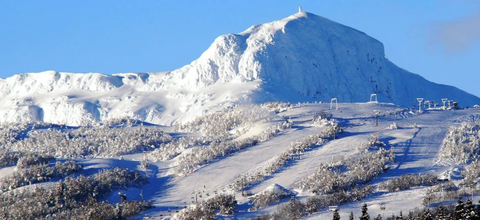 Skiferie i Beitostølen - Skilifte med bjerg i baggrunden