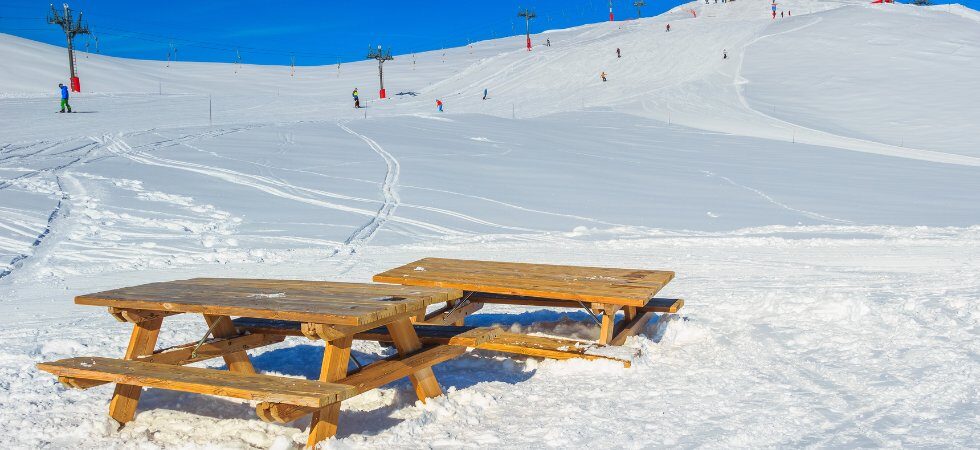 Skiferie i La Toussuire - bænke på piste til et velfortjent hvil