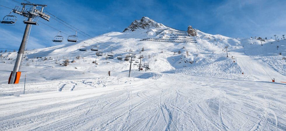 Skiferie i Tignes - fra pisten til kig mod toppen med lavinehegn
