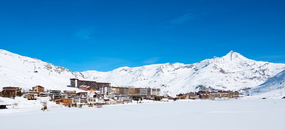 Skiferie i Tignes - byen med bjerge og skilifter i baggrunden