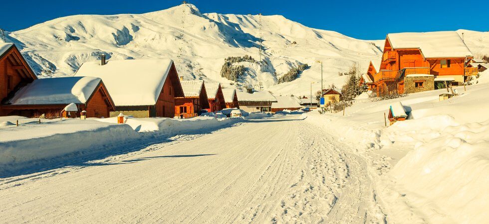 Skiferie i La Toussuire - sneklædt vej gennem byen