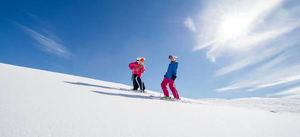 Skiferie i Trysil - to børn på pisten i høj sol