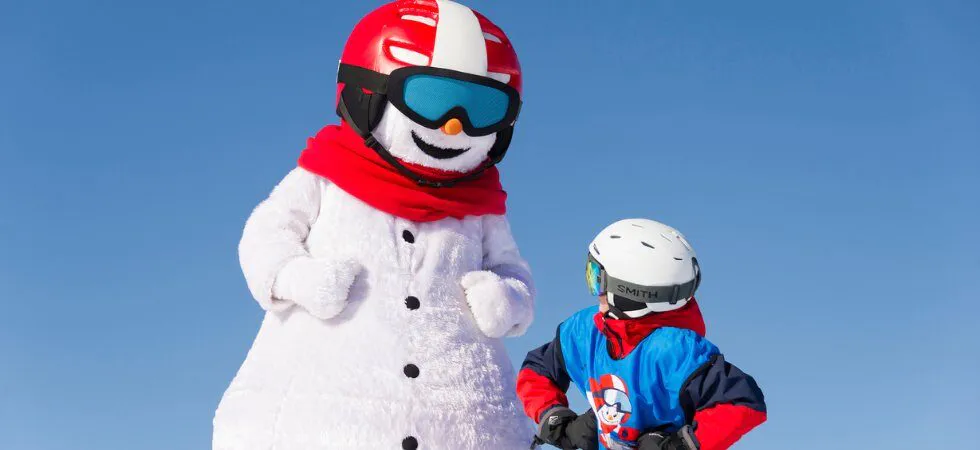 Skiferie i Trysil - barn med maskot