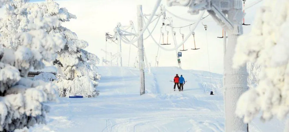 Skiferie i Sverige - på vej op med liften i det smukke snelandskab