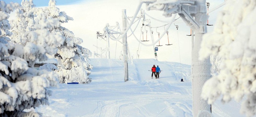 Skiferie i Idre Fjäll - to personer på t-lift i sneklædt landskab