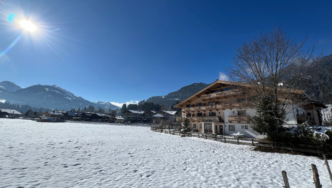 Hotel Alpenhof Kitzbuehel med bjerge i baggrunden