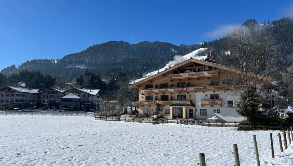 Hotel Alpenhof Kitzbuehel med mark med sne på