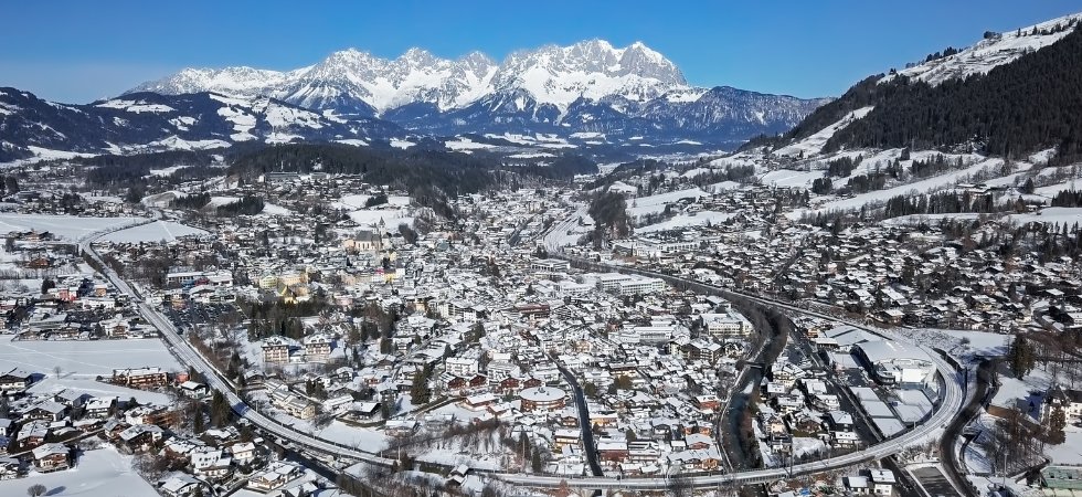 Skiferie i Kitzbühel - luftfoto af byen