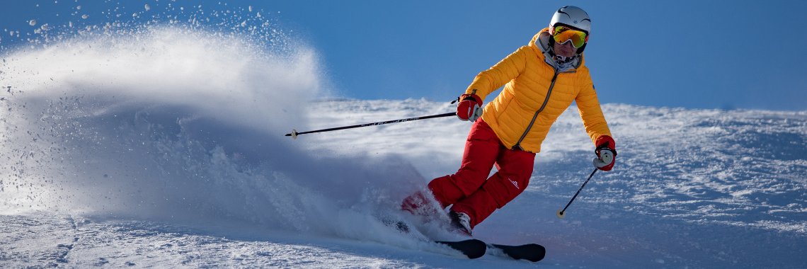 Forskellige rejsetyper på din skiferie - skiløber carver på pisten