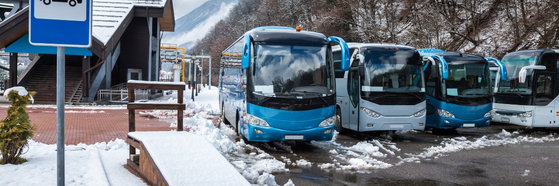 Transport til skiferien - busser på vej til skiferie på rasteplads
