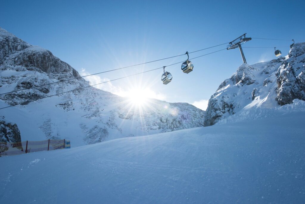 Skiferie i Obertauern - gondoler i solskin med masser af sne