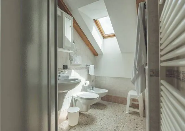 Moderne 2-værelses lejlighed med spiseplads, køkken og balkon i Condominio Giulia.