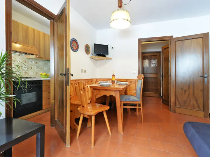 Køkken og spiseplads i en 2-værelses lejlighed med balkon på Residence Des Alpes.