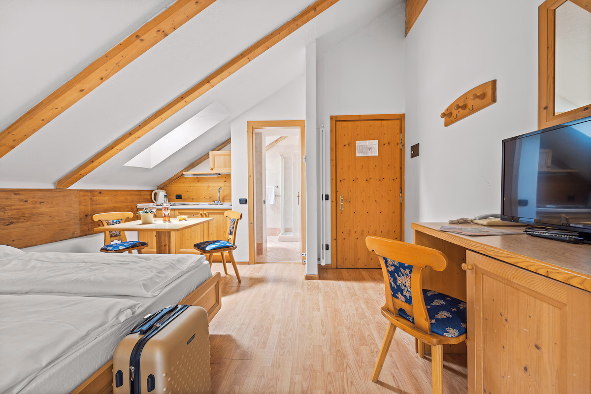 Studiolejlighed med twinbeds, køkkenniche, spiseplads og badeværelse på Garni Aparthotel Princess.