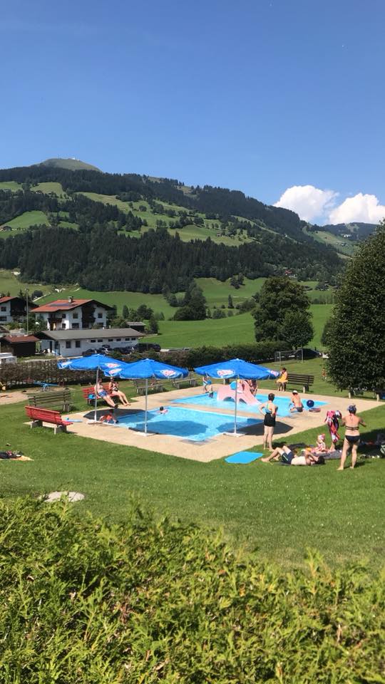 Sommerferie i Westendorf: Udsigt til pool