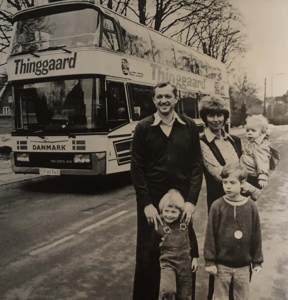 Poul Erik Thinggaard og familie foran Thinggaard dobbeltdækkerbus fra 1980'erne.
